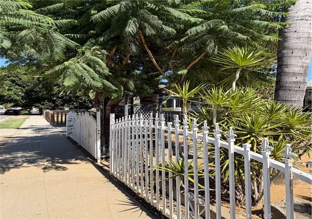 Listing Photo 4 - Condo for sale in building located at 3040 Orange, Riverside, CA 92501