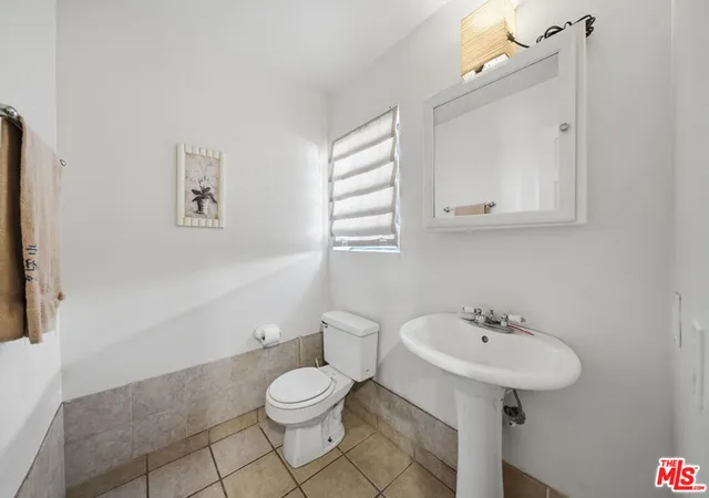 Photo 3 of Condo for sale at 2325 20th Street #3, Santa Monica, CA 90405 | MLS# 26985323 | Listing updated on 2026-10-01