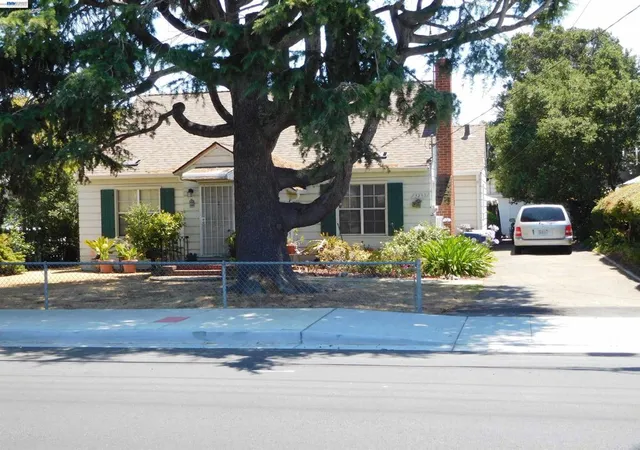 Photo 1 of Sale Pending at 3257 Somerset Ave, Castro Valley, CA 94546 | MLS# 41149776 | Listing updated on 2026-10-05