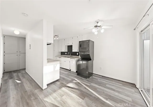 Listing Photo 4 - Condo for sale in building located at 1800 E Heim, Orange, CA 92865