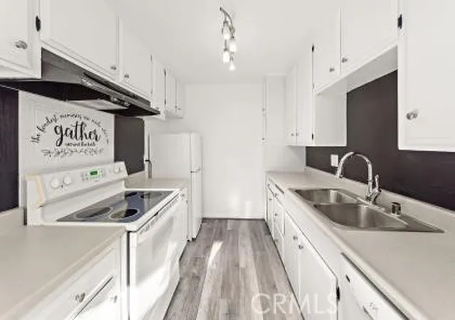Listing Photo 5 - Condo for sale in building located at 1800 E Heim, Orange, CA 92865