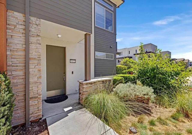 Listing Photo 2 - Condo for sale in building located at 29272 Hub Ln, Hayward, CA 94544