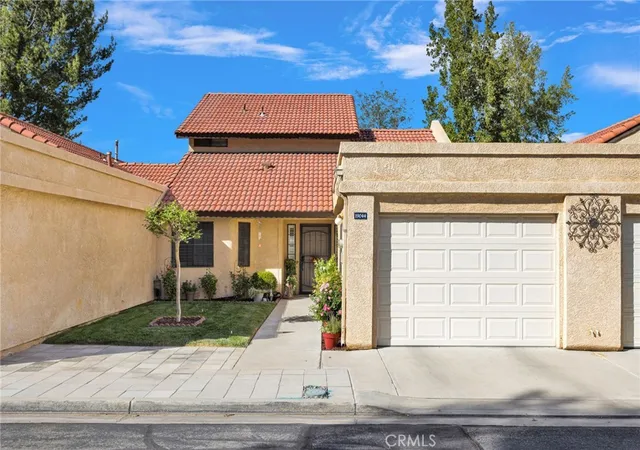 Photo 2 of Single family home for sale at 19044 Elm Dr, Apple Valley, CA 92308 | MLS# HD26213178 | Listing updated on 2026-10-01