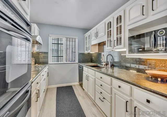 Listing Photo 3 - Condo for sale in building located at 711 Island Ct, San Diego, CA 92109 - Unit #B