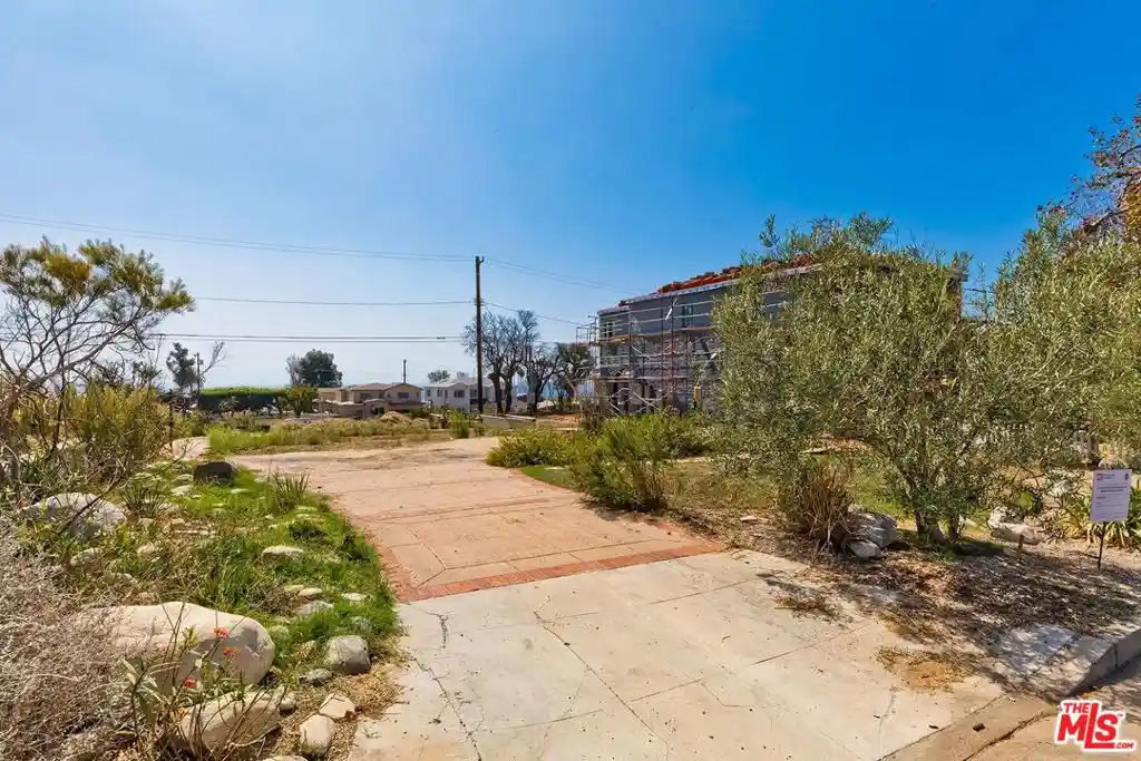 Photo 1 of Sale Pending at 16942 Bollinger Dr, Pacific Palisades, CA 90272 | MLS# 26967419 | Listing updated on 2026-10-21