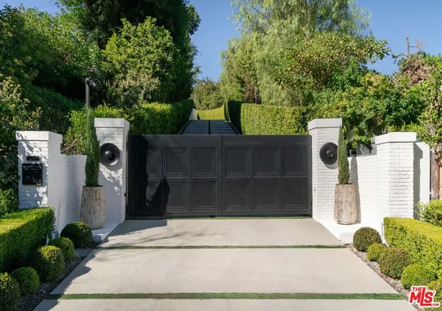 Photo 2 of Mansion for sale at 4639 Balboa Ave, Encino, CA 91316 | MLS# 26994253 | Listing updated on 2026-10-08