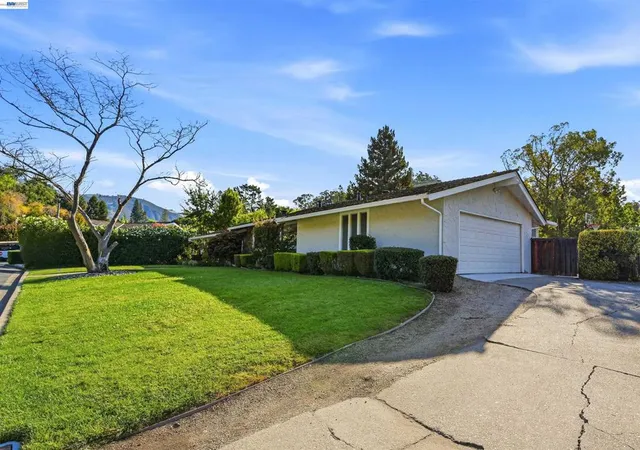 Photo 3 of Single family home for sale at 11 Ray Ct, Alamo, CA 94507 | MLS# 41149872 | Listing updated on 2026-10-10