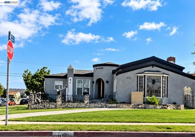 Photo 1 of Single family home for sale at 3200 W 76th Street, Los Angeles, CA 90043 | MLS# 41149883 | Listing updated on 2026-10-07