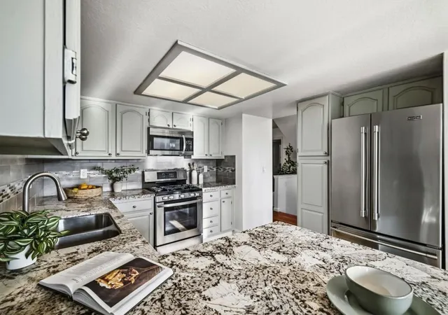 Photo 2 of Townhouse for sale at 813 Isbel Ct, Santa Cruz, CA 95060 | MLS# ML82063096 | Listing updated on 2026-10-12