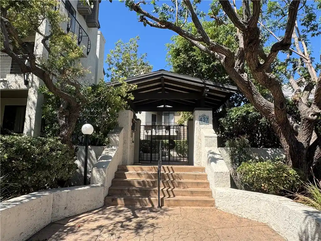 Condo for sale at 437 E Palm Ave #207, Burbank, CA 91501 | MLS# PV26212405