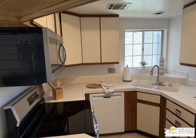 Photo 4 of Condo for sale at 2700 Lawrence Crossley Rd #55, Palm Springs, CA 92264 | MLS# 26995225PS | Listing updated on 2026-10-09