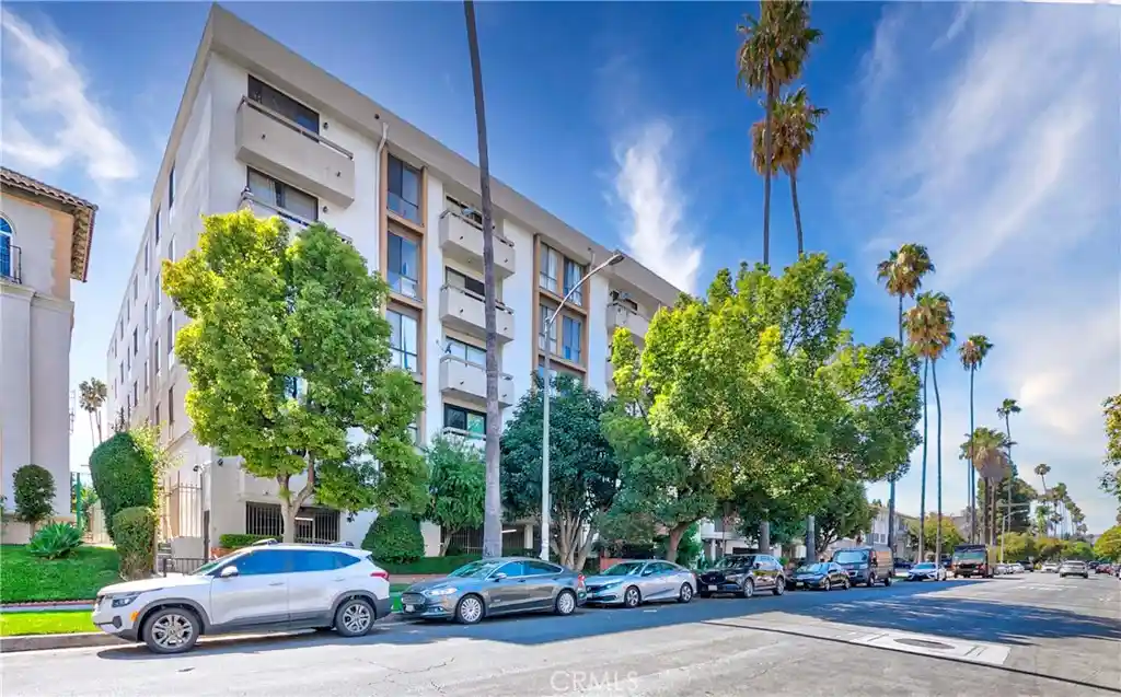 Listing Photo 2 - Condo for sale in St Andrews Courtyard located at 533 S St Andrews Pl, Los Angeles, CA 90020 - Unit #408
