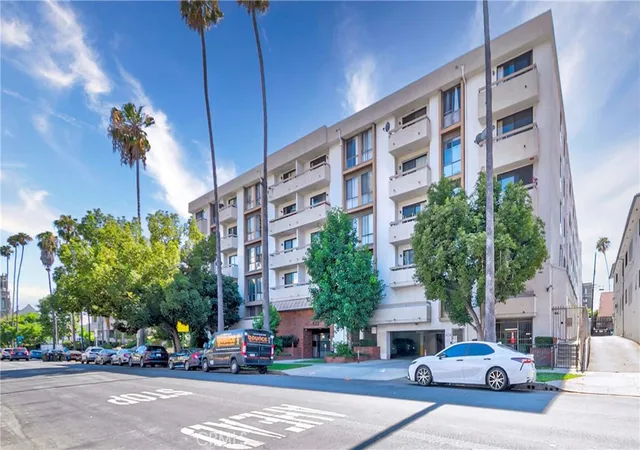 Listing Photo 3 - Condo for sale in St Andrews Courtyard located at 533 S St Andrews Pl, Los Angeles, CA 90020 - Unit #408