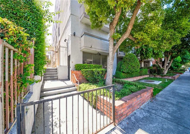 Listing Photo 4 - Condo for sale in St Andrews Courtyard located at 533 S St Andrews Pl, Los Angeles, CA 90020 - Unit #408