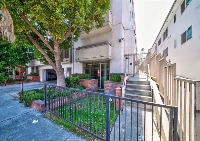Listing Photo 5 - Condo for sale in St Andrews Courtyard located at 533 S St Andrews Pl, Los Angeles, CA 90020 - Unit #408