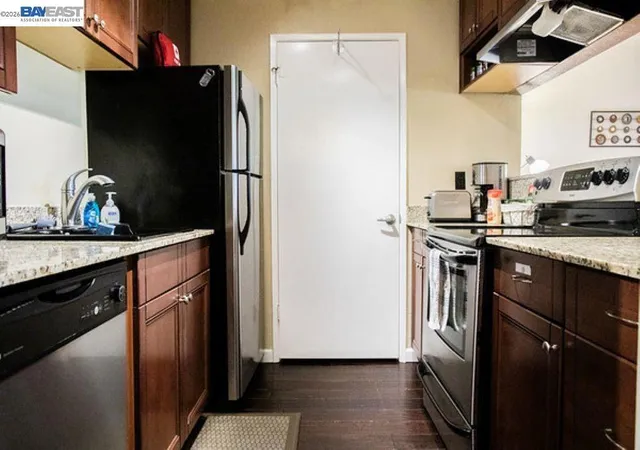 Listing Photo 2 - Condo for sale in building located at 725 Watson Cyn Ct, San Ramon, CA 94582 - Unit #115