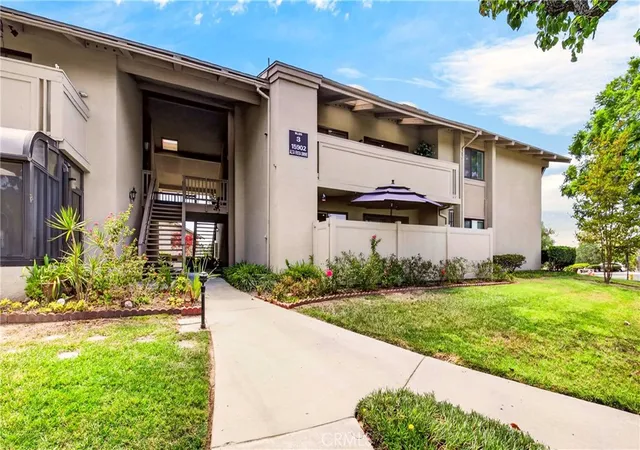 Listing Photo 2 - Condo for sale in building located at 15902 Alta Vis Dr, La Mirada, CA 90638 - Unit #H