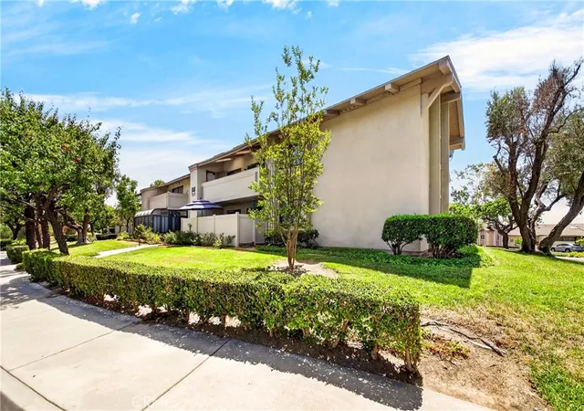 Listing Photo 3 - Condo for sale in building located at 15902 Alta Vis Dr, La Mirada, CA 90638 - Unit #H