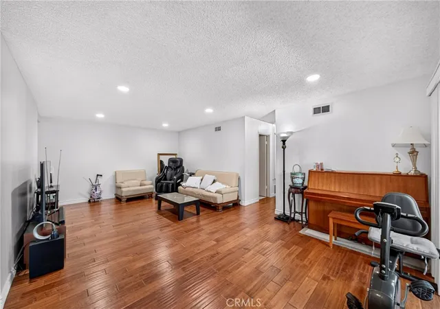 Listing Photo 5 - Condo for sale in building located at 15902 Alta Vis Dr, La Mirada, CA 90638 - Unit #H