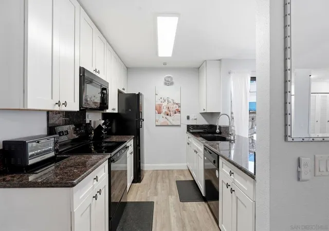 Listing Photo 5 - Condo for sale in building located at 8324 Regents Rd, San Diego, CA 92122 - Unit #1M
