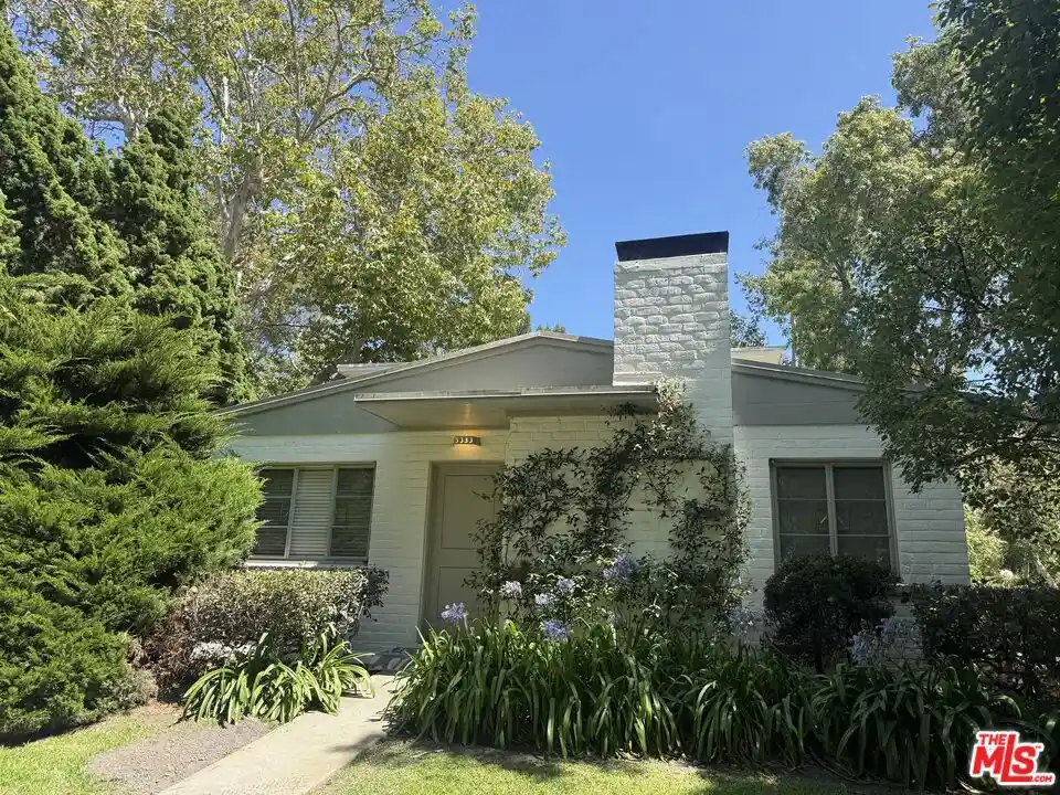Listing Photo 1 - Condo for sale in 5333 Vlg Grn located at 5333 Vlg Grn, Los Angeles, CA 90016 - Unit 5333 Village Green