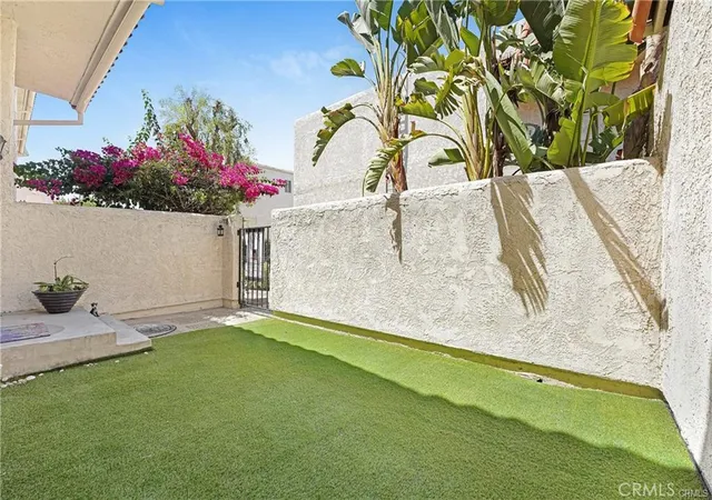 Photo 2 of Townhouse for sale at 6223 Nita, Woodland Hills, CA 91367 | MLS# SR26213806 | Listing updated on 2026-10-03