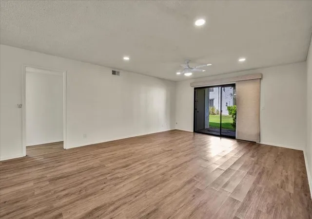 Listing Photo 5 - Condo for sale in building located at 1050 E Ramon Rd, Palm Springs, CA 92264 - Unit #119