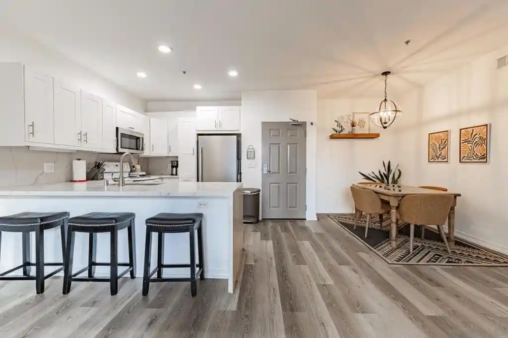 Listing Photo 2 - Condo for sale in 1501 Front St located at 1501 Front St, San Diego, CA 92101 - Unit #302