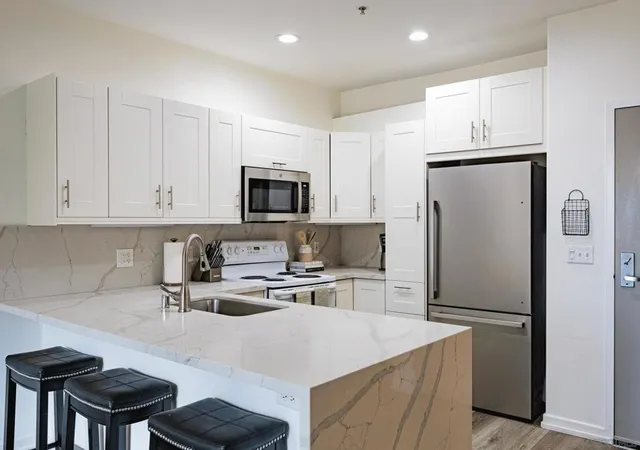 Listing Photo 3 - Condo for sale in building located at 1501 Front St, San Diego, CA 92101 - Unit #302