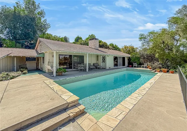 Single family home for sale at 5015 Casa Dr, Tarzana, CA 91356 | MLS# SR26213238