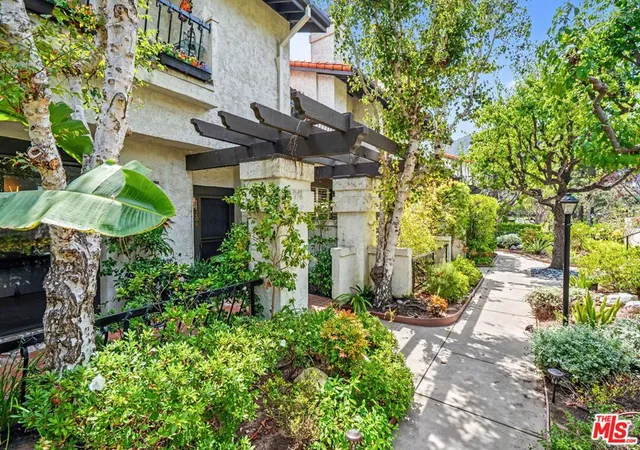 Photo 2 of Condo for sale at 17204 Palisades Cir, Pacific Palisades, CA 90272 | MLS# 26994169 | Listing updated on 2026-10-09