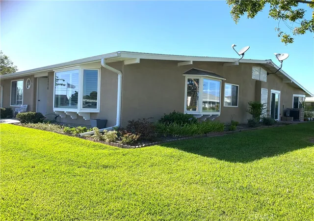 Listing Photo 1 - Condo for sale in building located at 13500 SE Wentworth Ln M5 121a, Seal Beach, CA 90740