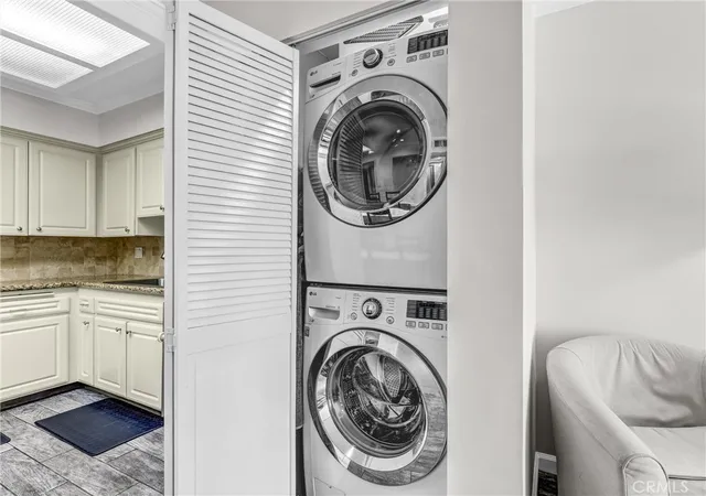 Photo 4 of Sale Pending at 500 Jackson Pl #302, Glendale, CA 91206 | MLS# SR26212425 | Listing updated on 2026-10-11