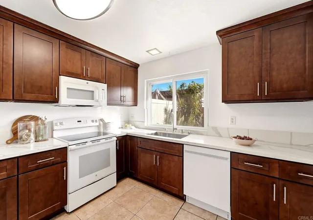 Listing Photo 4 - Condo for sale in building located at 3330 Fairlomas Rd, National City, CA 91950