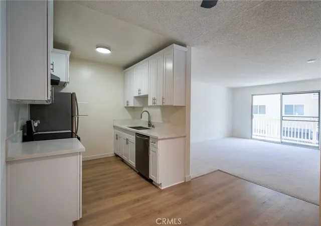 Listing Photo 4 - Condo for sale in building located at 1707 Pacific Coast Hwy, Hermosa Beach, CA 90254 - Unit #413