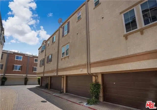 Photo 2 of Townhouse for sale at 14120 W Willow Ln, Van Nuys, CA 91405 | MLS# 26995849 | Listing updated on 2026-10-09