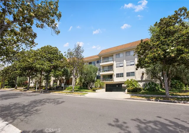 Photo 2 of Condo for sale at 420 S Madison Ave #301, Pasadena, CA 91101 | MLS# AR26213896 | Listing updated on 2026-10-05