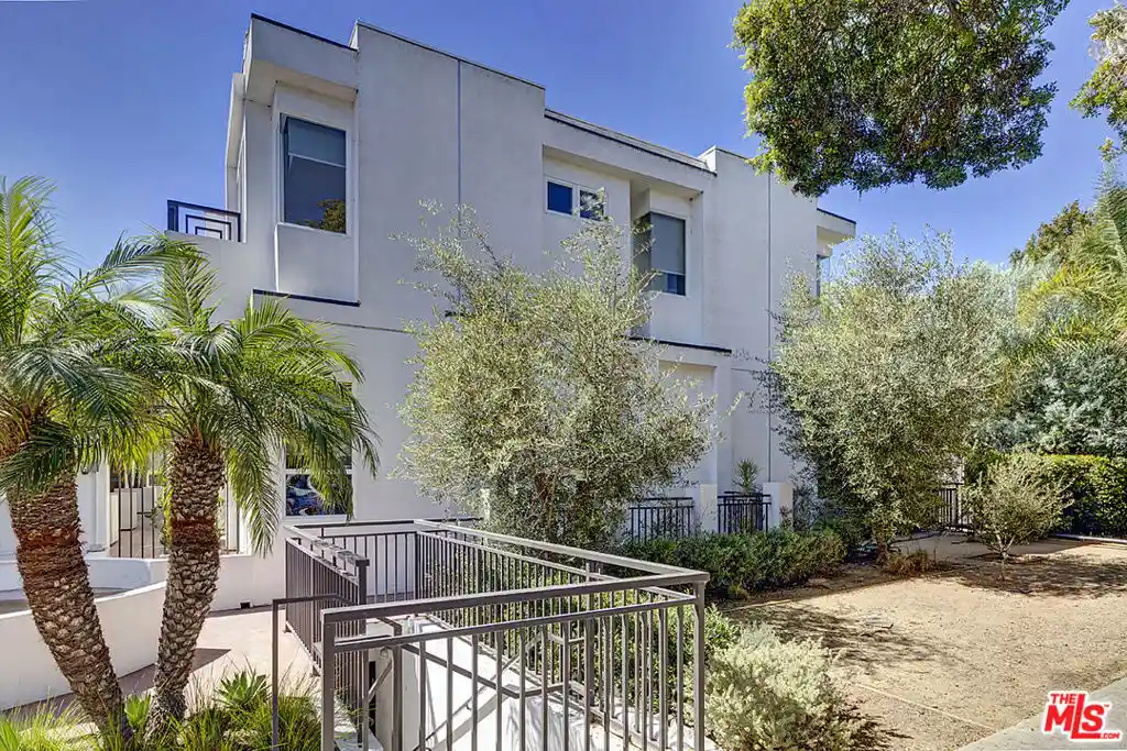 Listing Photo 2 - Condo for sale in 2512 28Th St located at 2512 28Th St, Santa Monica, CA 90405 - Unit #110