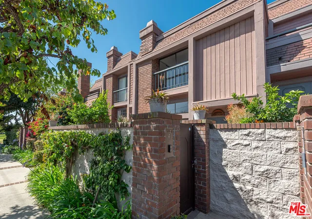 Photo 3 of Condo for sale at 4631 Alla Rd #4, Marina Del Rey, CA 90292 | MLS# 26995681 | Listing updated on 2026-10-10