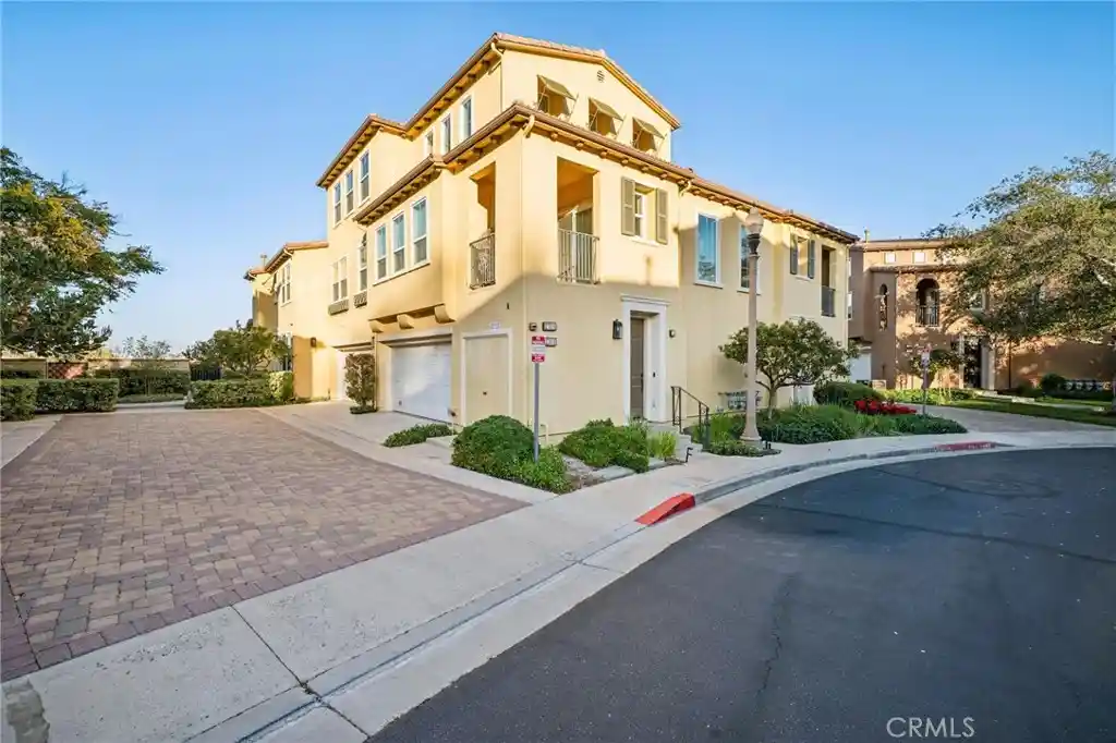 Townhouse for sale at 27006 Pebble Beach Dr, Valencia, CA 91381 | MLS# SR26214339