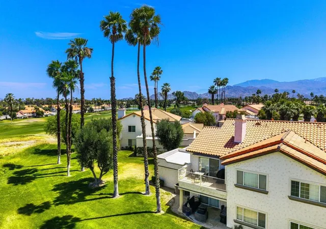 Listing Photo 4 - Condo for sale in building located at 673 Vis Lago Cir N, Palm Desert, CA 92211
