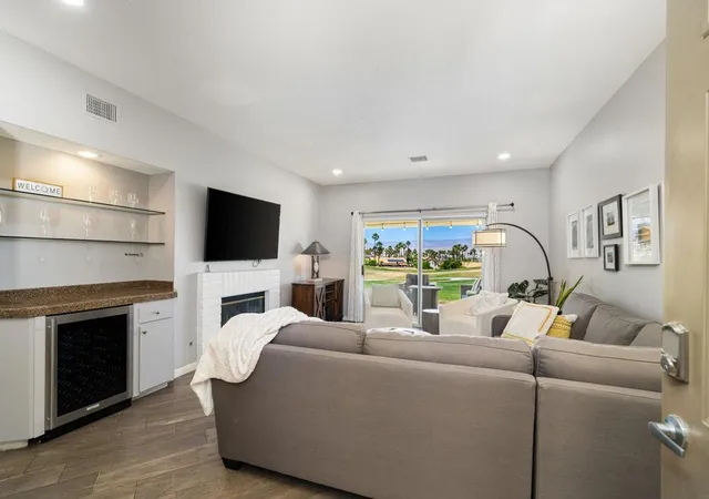 Listing Photo 5 - Condo for sale in building located at 673 Vis Lago Cir N, Palm Desert, CA 92211