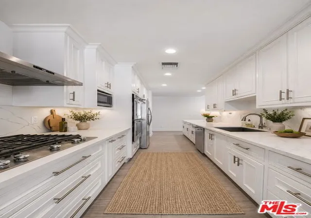 Listing Photo 4 - Condo for sale in building located at 441 N Oakhurst Dr, Beverly Hills, CA 90210 - Unit #304