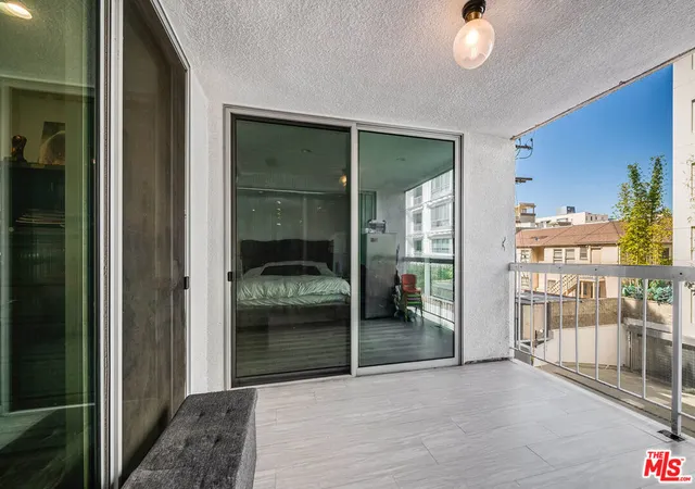 Listing Photo 5 - Condo for sale in building located at 441 N Oakhurst Dr, Beverly Hills, CA 90210 - Unit #304