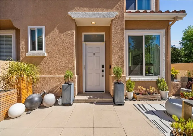 Listing Photo 2 - Condo for sale in building located at 25735 Perlman Pl, Stevenson Ranch, CA 91381 - Unit #H