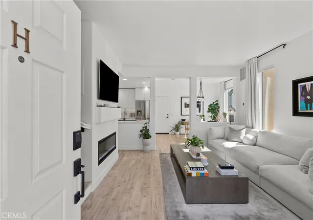 Listing Photo 4 - Condo for sale in building located at 25735 Perlman Pl, Stevenson Ranch, CA 91381 - Unit #H