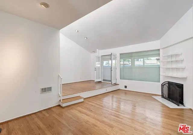 Photo 3 of Condo for sale at 951 16th Street #3, Santa Monica, CA 90403 | MLS# 26995581 | Listing updated on 2026-10-08