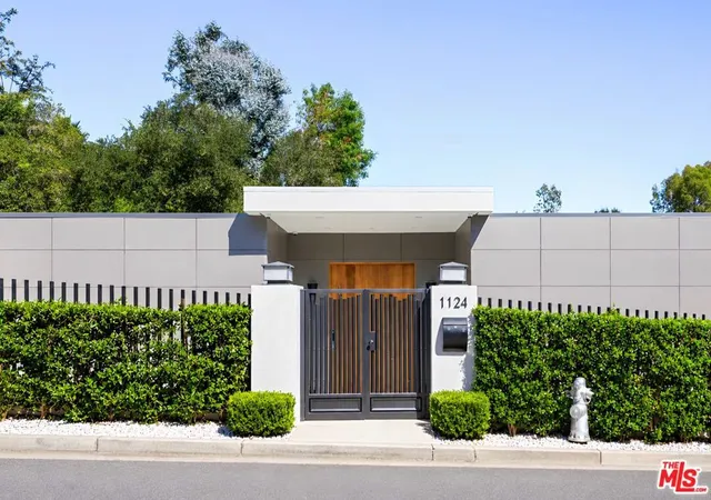 Photo 1 of Single family home for sale at 1124 Summit Dr, Beverly Hills, CA 90210 | MLS# 26993157 | Listing updated on 2026-10-10