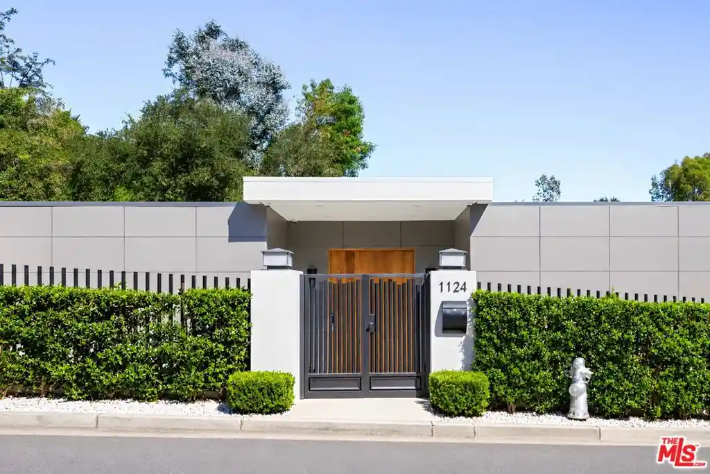 Photo 1 of Single family home for sale at 1124 Summit Dr, Beverly Hills, CA 90210 | MLS# 26993157 | Listing updated on 2026-10-21