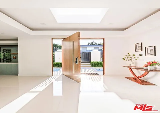 Photo 3 of Single family home for sale at 1124 Summit Dr, Beverly Hills, CA 90210 | MLS# 26993157 | Listing updated on 2026-10-10